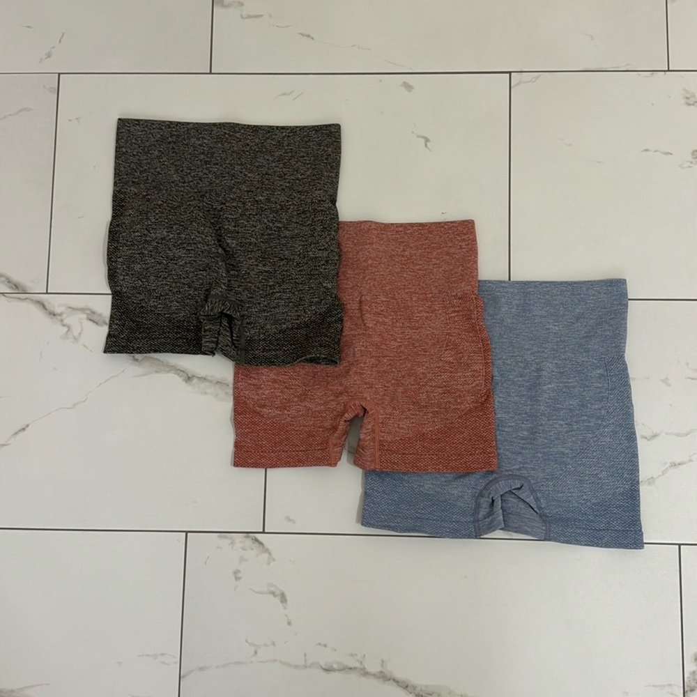 SEAMLESS SCRUNCH SHORTS (3 PC)